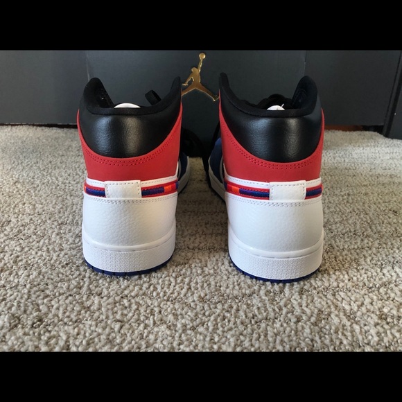 Air Jordan 1 Mid SE - Picture 3 of 4